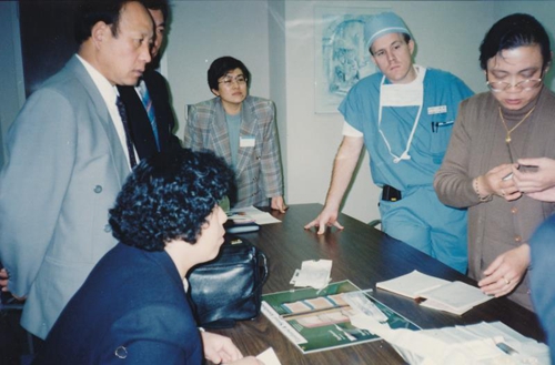 1996年11月，赴美國學(xué)習(xí)無痛分娩技術(shù).jpg